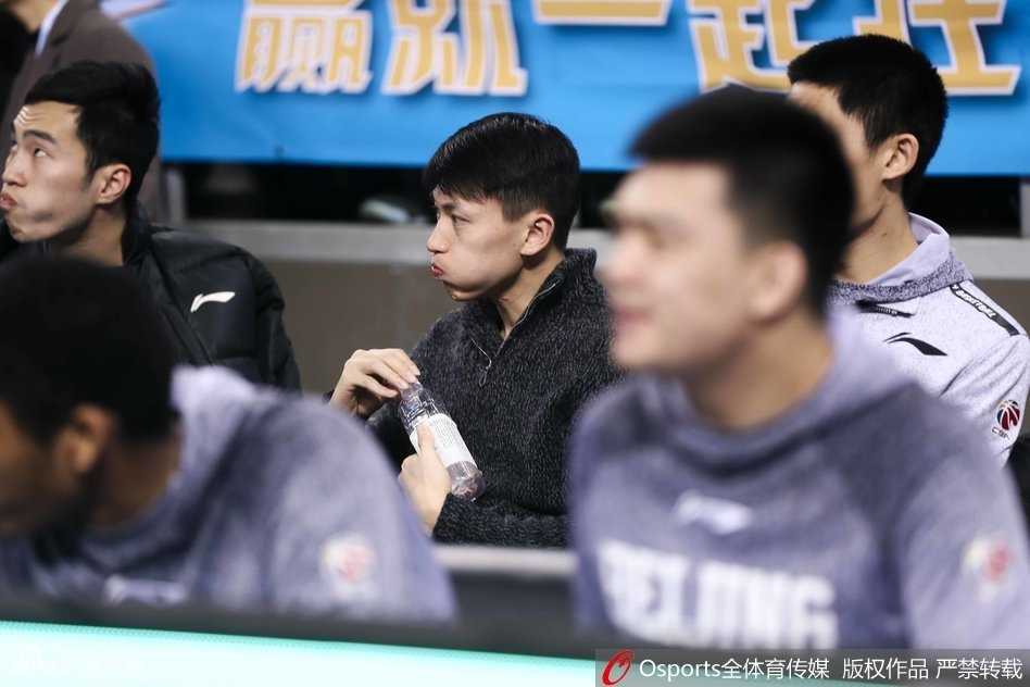 刘晓宇主场现身引欢呼,归期待定仍是悬念 刘晓宇与队友翟晓川在场边热聊,他用手比划着,似乎正在交流场上的战术配合。