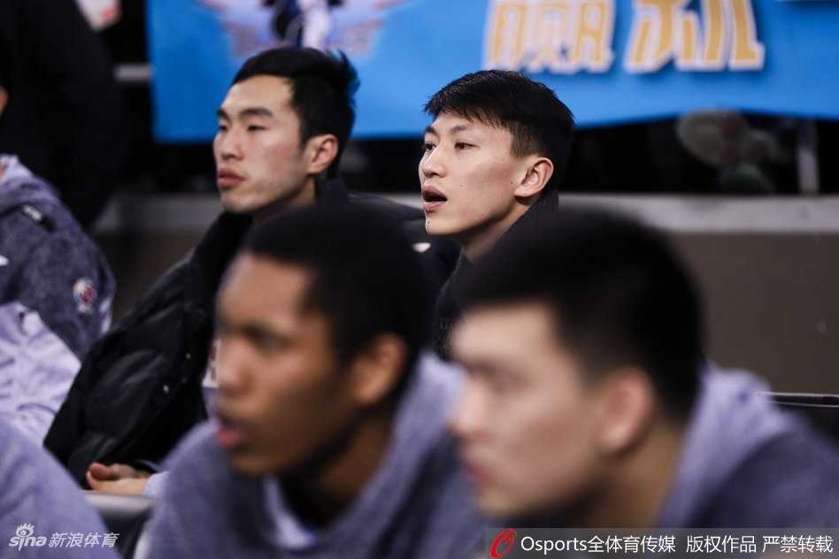 刘晓宇主场现身引欢呼,归期待定仍是悬念 刘晓宇仰头看着球场上方的大屏幕,屏幕上闪烁着比分和时间,他的眼神中带着思考,仿佛在模拟如果自己在场上会如何处理球。