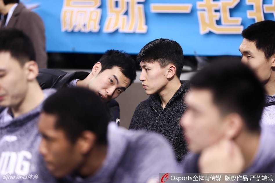 刘晓宇主场现身引欢呼,归期待定仍是悬念 刘晓宇坐在场边替补席,身穿便服双手托腮,专注地看着场内,眉宇间流露出一丝焦急与渴望。