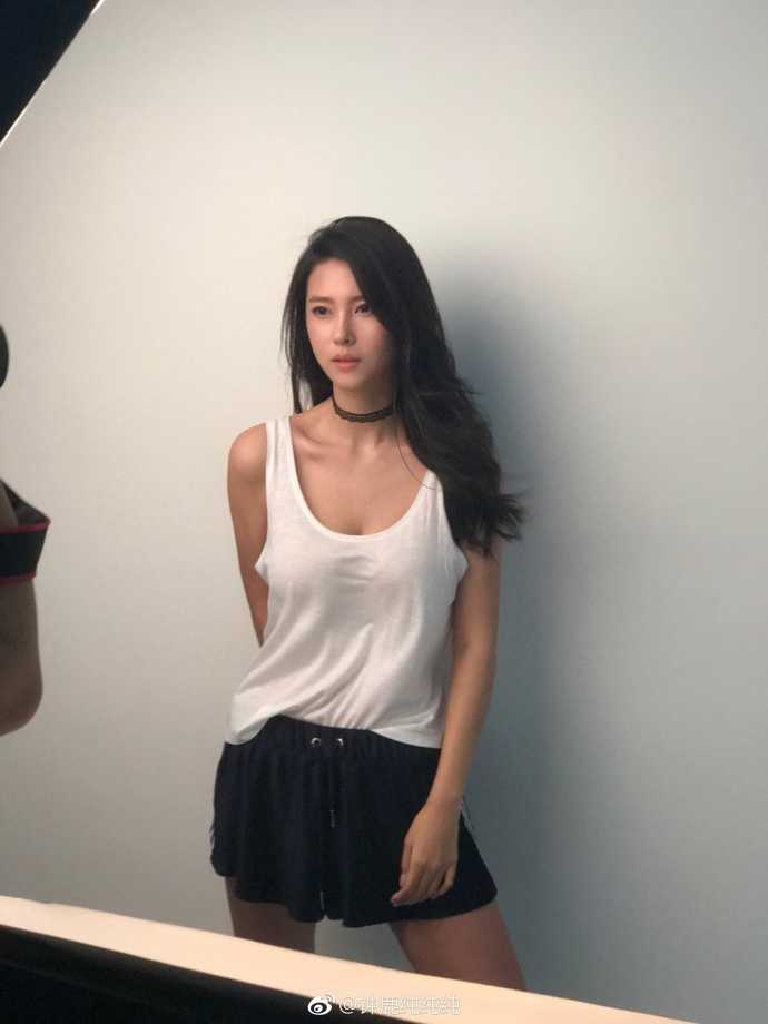 刘晓宇前女友近照曝光,钟鹿纯的多面人生:从最美车模到独立时尚博主 钟鹿纯身穿一套深色运动休闲装,搭配个性十足的鞋子,整体造型简约而不失时尚感,完美诠释了运动与时尚结合的健康活力之美。