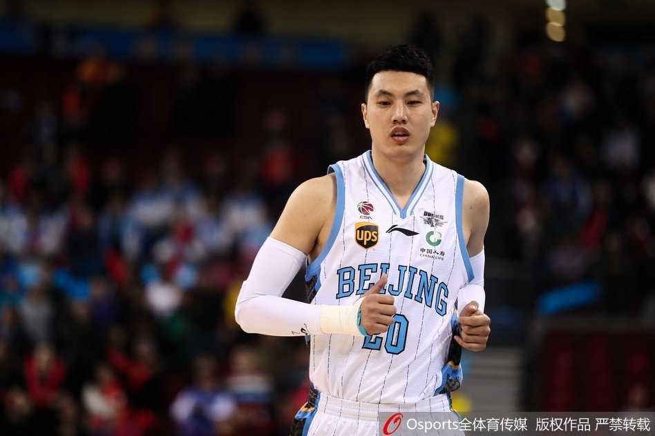 刘晓宇廿一分引领团队胜利 北京首钢主场击退南京同曦 刘晓宇在南京同曦队外援的严密盯防下,从容运球组织进攻,眼神坚定,手腕上的护具见证了他伤愈归来的不易。