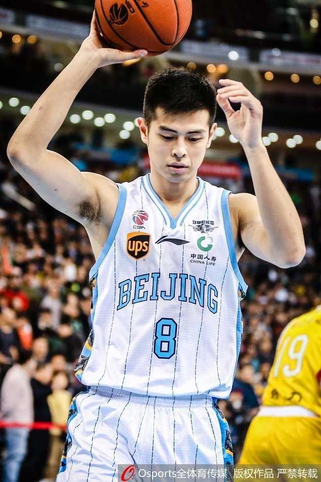 刘晓宇廿一分引领团队胜利 北京首钢主场击退南京同曦 朱彦西底角三分出手瞬间,皮球在空中划出完美弧线,场边的球迷早已高举双臂,准备为这记点燃全队的压哨进球欢呼。