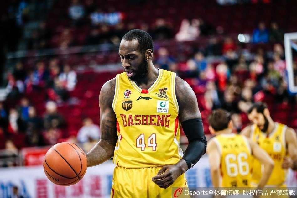 刘晓宇廿一分引领团队胜利 北京首钢主场击退南京同曦 老将张松涛在篮下背身单打,利用强壮的身体卡住防守球员郭一飞,准备施展他标志性的篮下转身技术。