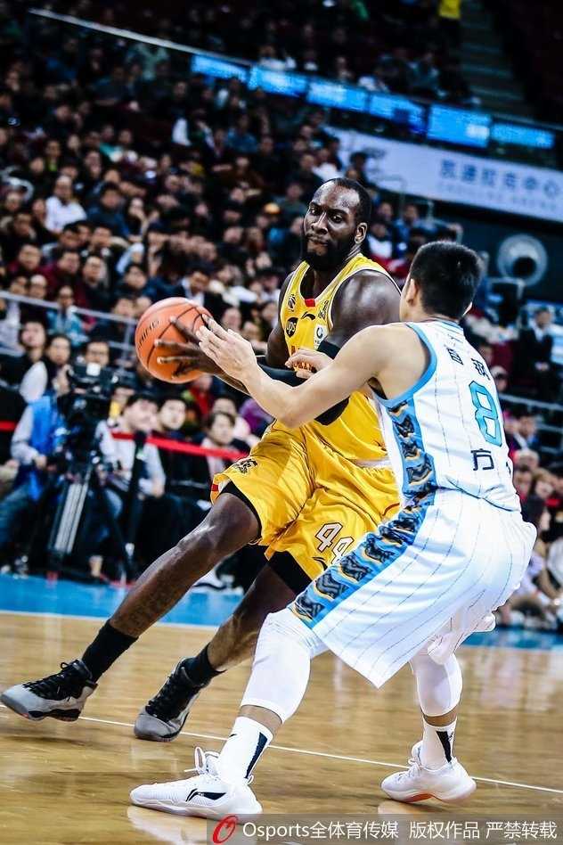 刘晓宇廿一分引领团队胜利 北京首钢主场击退南京同曦 翟晓川底线突破后高高跃起,双手大力灌篮,身姿舒展,如同翱翔的雄鹰,完美展现了中国男篮锋线的劲爆身体素质。