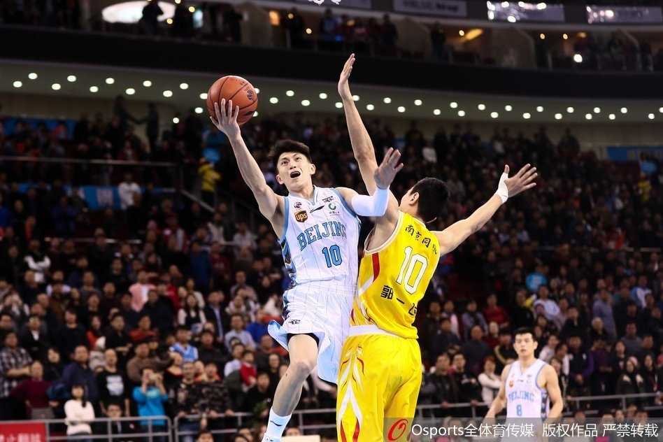 刘晓宇廿一分引领团队胜利 北京首钢主场击退南京同曦 北京首钢外援汉密尔顿力压南京同曦防守球员,高高跃起单手劈扣,整个五棵松体育馆仿佛都因这记势大力沉的灌篮而震颤。