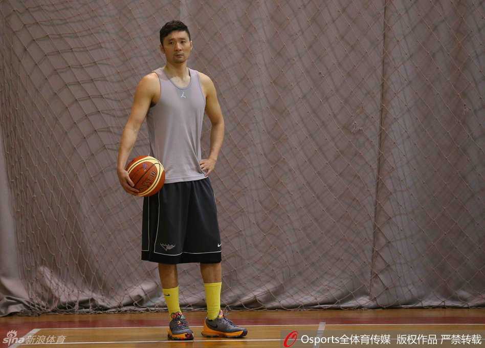 刘炜回归上海全运男篮,从最初起点再启航 老将刘炜身着上海队训练服,在梅陇基地的球馆里持球进攻,眼神依旧犀利