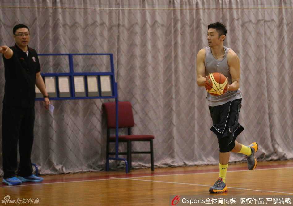 刘炜回归上海全运男篮,从最初起点再启航 球场上的刘炜目光坚定,运球推进,深色的训练服下是他依旧矫健的身姿