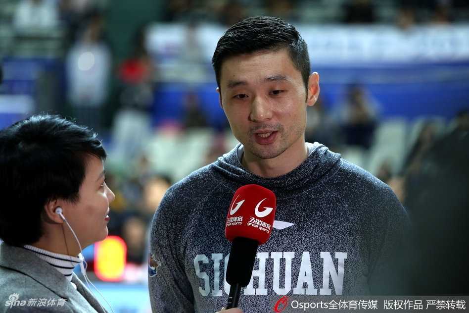 刘炜重回上海滩,源深体育馆内的温情一瞥 刘炜在场上持球进攻,面对上海队的严密防守,他的突破依旧犀利,仿佛让人看到了当年那个带领大鲨鱼冲锋陷阵的少年。