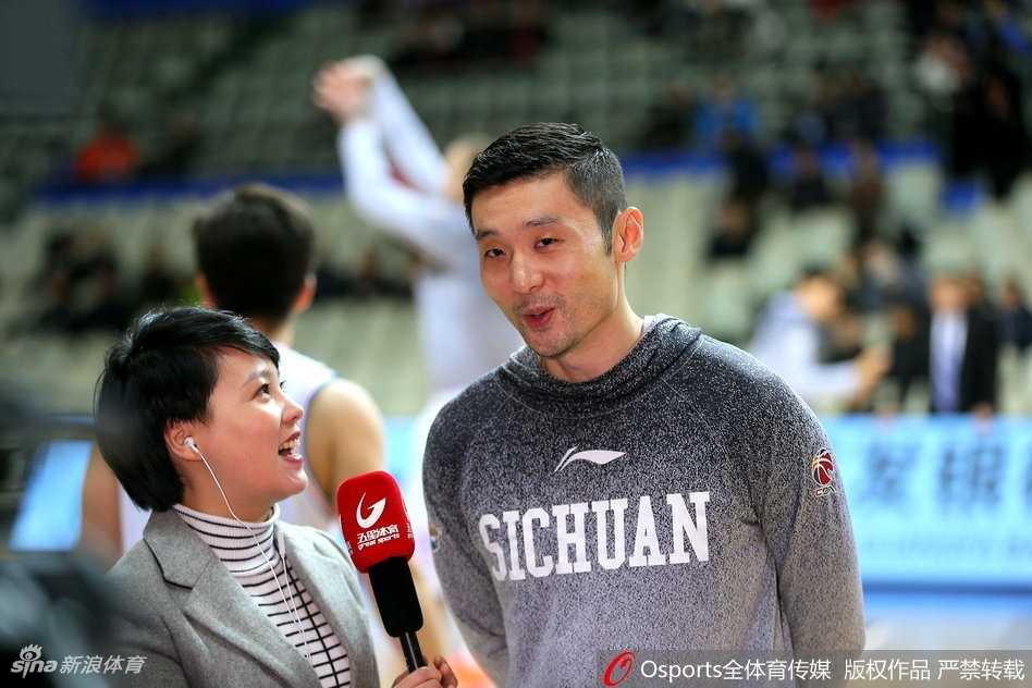 刘炜重回上海滩,源深体育馆内的温情一瞥 刘炜与上海队的老友在赛场边亲切交谈,眼神交汇中充满了无需言语的默契与兄弟情深,背景是源深体育馆熟悉的灯光。