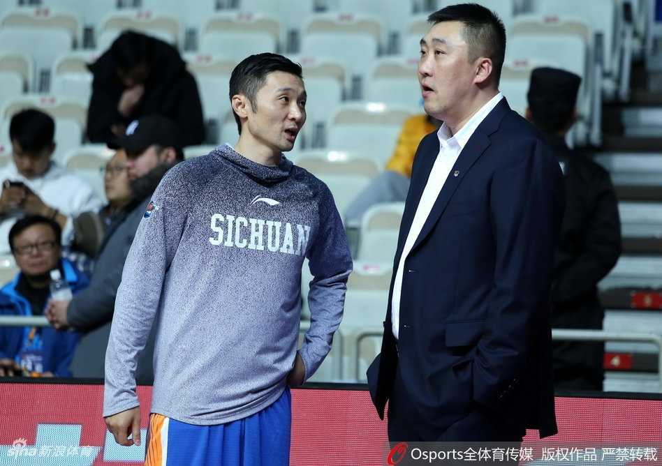 刘炜重回上海滩,源深体育馆内的温情一瞥 刘炜与四川队外援哈达迪在场边交流,此时他已是四川队的核心后卫,正在努力串联球队,试图在熟悉的场地上带领新队友取得胜利。