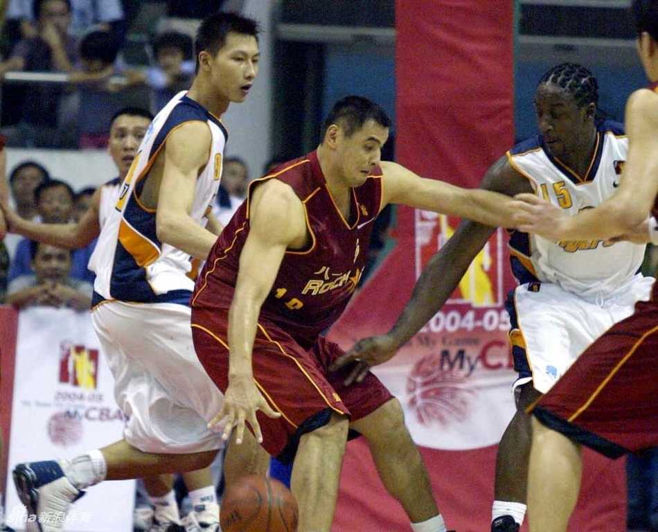 刘玉栋“战神”封神之路:十块碎骨铸就的铁血传奇 刘玉栋在防守端同样全力以赴,顽强的卡位和精准的预判展现了他全面的篮球技艺