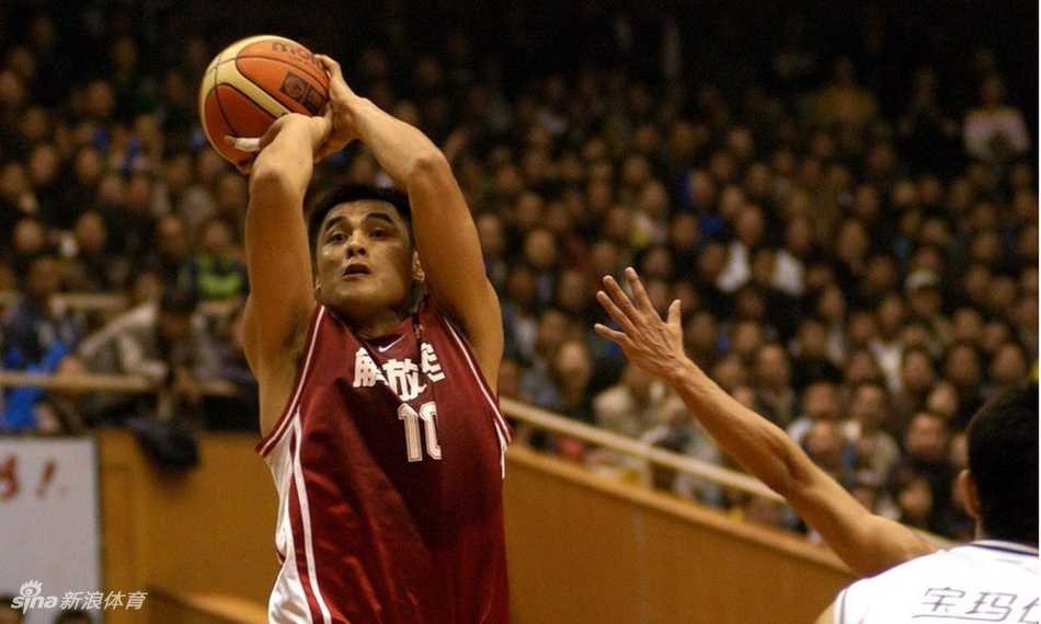 刘玉栋“战神”封神之路:十块碎骨铸就的铁血传奇 退役后的刘玉栋依然心系篮球,他出席活动指导年轻球员,将战神的意志传承下去