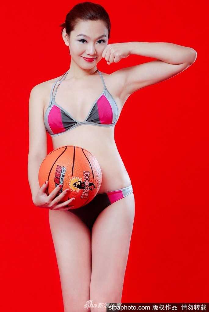 刘闻雯从篮球宝贝到旅行作家:比基尼镜头外的多彩人生 夕阳的余晖为她镀上一层金色,刘闻雯在球场边轻松漫步,随性中透露出一种由内而外的自信与从容。