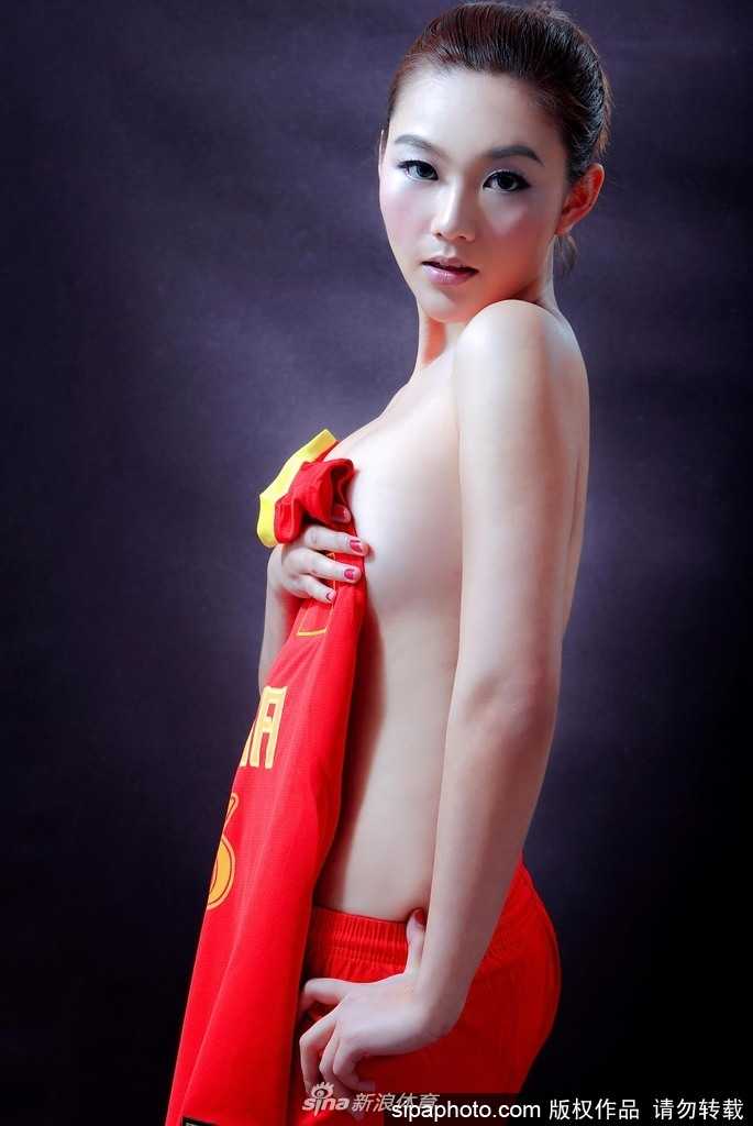 刘闻雯从篮球宝贝到旅行作家:比基尼镜头外的多彩人生 刘闻雯身披篮球网眼装束,古铜色肌肤在阳光下闪着健康光泽,眼神自信而明亮,仿佛即将走上赛场的女战士。