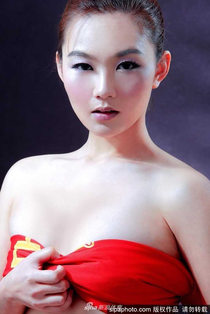 刘闻雯从篮球宝贝到旅行作家:比基尼镜头外的多彩人生 白色比基尼衬托出她曼妙的身姿,手中的篮球在她指尖轻盈旋转,仿佛被赋予了灵动的生命。