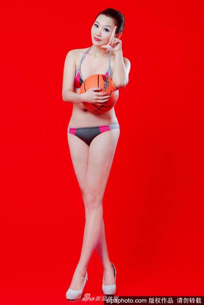 刘闻雯从篮球宝贝到旅行作家:比基尼镜头外的多彩人生 刘闻雯轻抚篮球,发丝在微风中轻扬,目光柔和却坚定,将女性的柔美与运动的力量感完美融合。