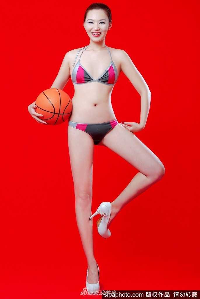 刘闻雯从篮球宝贝到旅行作家:比基尼镜头外的多彩人生 她侧身凝视,紧身比基尼勾勒出优美的身体曲线,背景的虚化更凸显了她专注而迷人的神情。