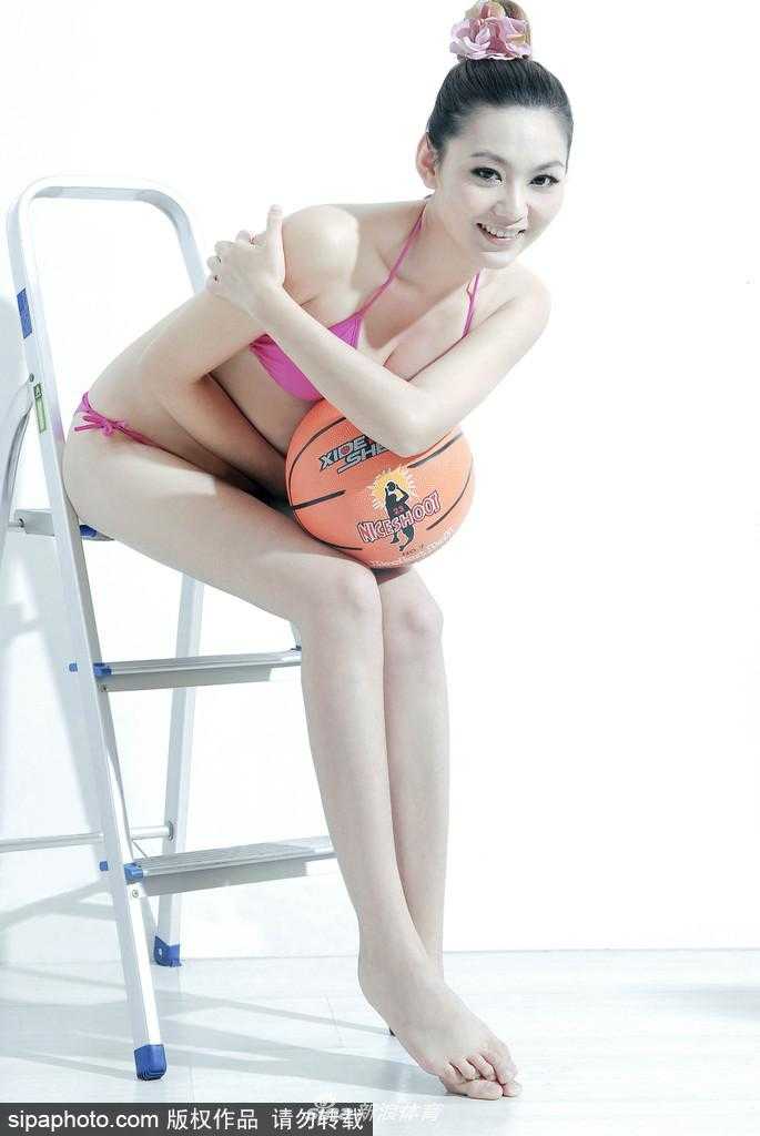 刘闻雯:从篮球架下的弹跳记忆到镜头前的野性绽放 刘闻雯轻倚在篮球架旁,身体线条流畅而有力,仿佛一头蓄势待发的猎豹,随时准备在人生的赛场上再次冲刺。