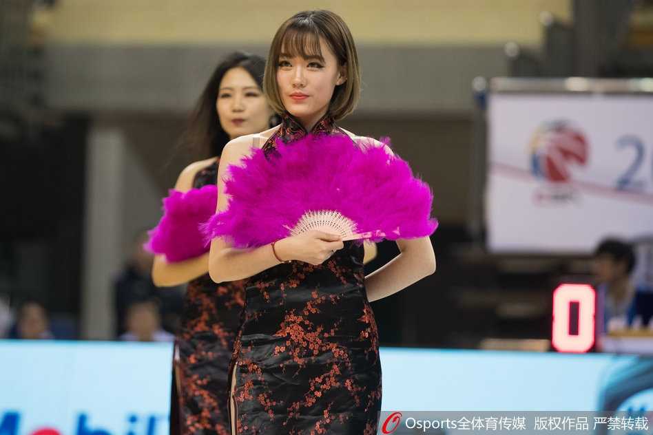 刚柔并济惊艳赛场 江苏肯帝亚啦啦队旗袍扇子舞演绎中国风 江苏肯帝亚啦啦队成员们身穿修身的淡雅印花旗袍,在高强度的篮球赛场边,手持粉红彩扇排成一列,身姿挺拔,宛如一幅流动的江南画卷。