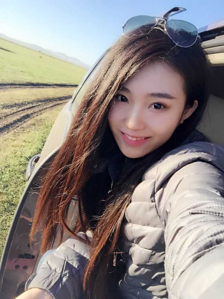 前CBA辽宁啦啦队女神吴方竹:从篮球宝贝到澳洲留学生活 吴方竹身着黑色紧身运动装,凸显出常年健身保持的完美身材曲线