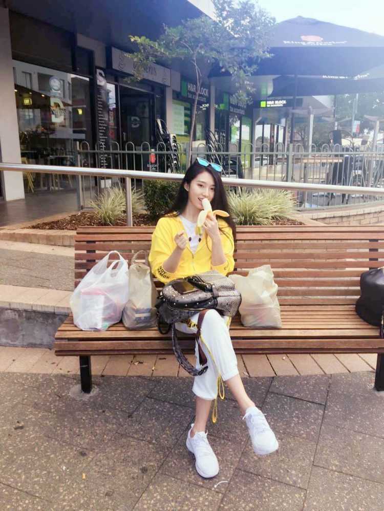 前CBA辽宁啦啦队女神吴方竹:从篮球宝贝到澳洲留学生活 吴方竹身穿灰色露肩休闲上衣搭配牛仔裤,在居家环境中依然散发着女神气质