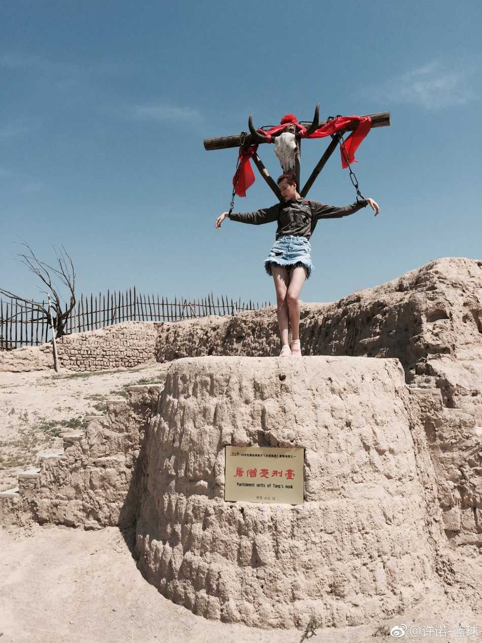前女篮国手许诺的别样人生:从亚锦赛冠军到“大长腿”女神 许诺在宁夏的旅途上骑上高大的骆驼,她身姿挺拔,面带微笑地看向镜头。尽管坐骑已经很高,但她的一双长腿依然十分显眼,整个画面充满了大西北的壮阔与飒爽。