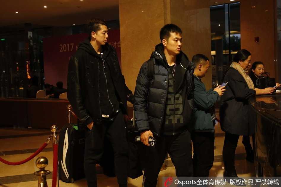 剑指世界杯 中国男篮红队金陵集结待出征 丁彦雨航压低帽檐快步走入酒店,作为目前这支红队的核心攻击手,他的肩上承载着为中国队攻城拔寨的重任。