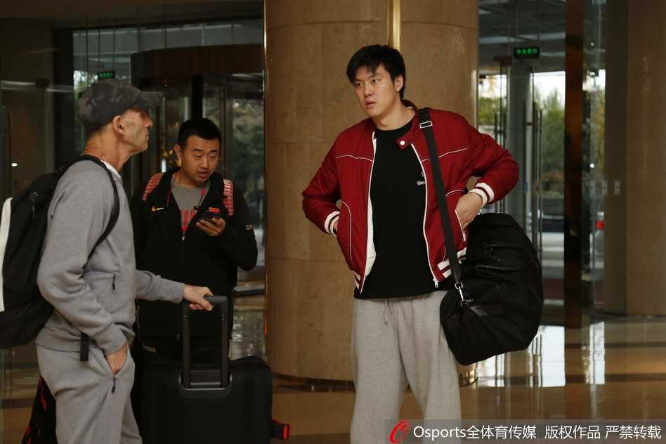 剑指世界杯 中国男篮红队金陵集结待出征 王哲林和队友们并肩走出到达通道,轻松的表情中带着一丝旅途的疲惫,但更多的是备战大赛前的专注。
