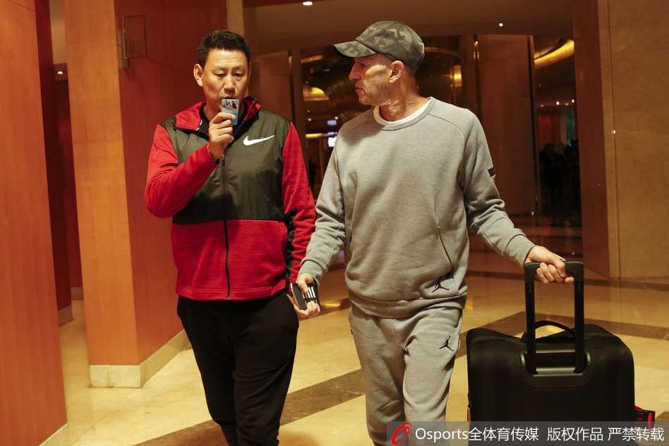 剑指世界杯 中国男篮红队金陵集结待出征 身背行囊的男篮小伙子们面带微笑现身酒店大堂,眼神中透露出对即将到来比赛的坚定与渴望。