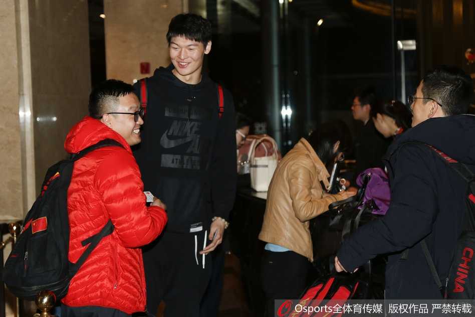 剑指世界杯 中国男篮红队金陵集结待出征 方硕戴着耳机穿过酒店走廊,身为北京首钢的核心后卫,他将在这支缺少多名主力的队伍中承担起组织串联的重任。