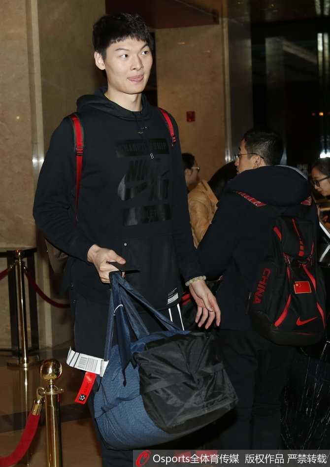 剑指世界杯 中国男篮红队金陵集结待出征 主教练李楠神情严肃地步入酒店,他将带领这支年轻的队伍迎接“抗韩”与练兵的双重考验。