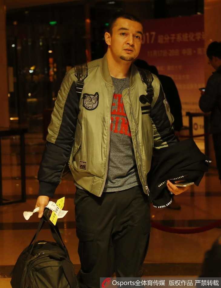 剑指世界杯 中国男篮红队金陵集结待出征 年轻的阿不都沙拉木拖着行李箱独自前行,稚嫩的脸庞上写满了对首次世预赛之旅的憧憬与无畏。