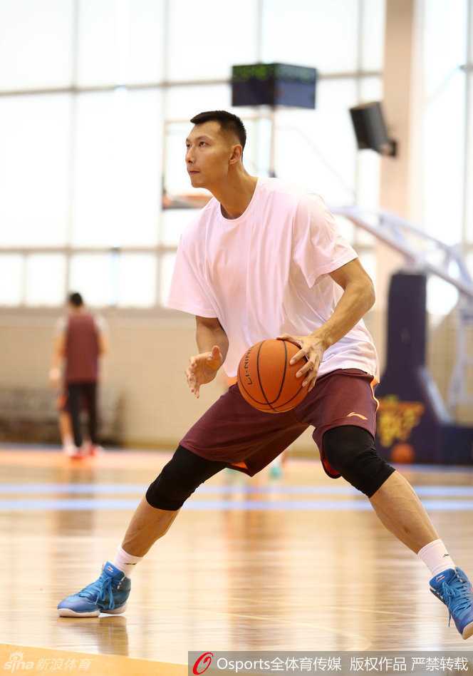 剑指巅峰 广东男篮总决赛前的最后冲刺 易建联与布泽尔在场边认真聆听战术指导,两人神情专注,这对内线组合的默契将是总决赛的关键。