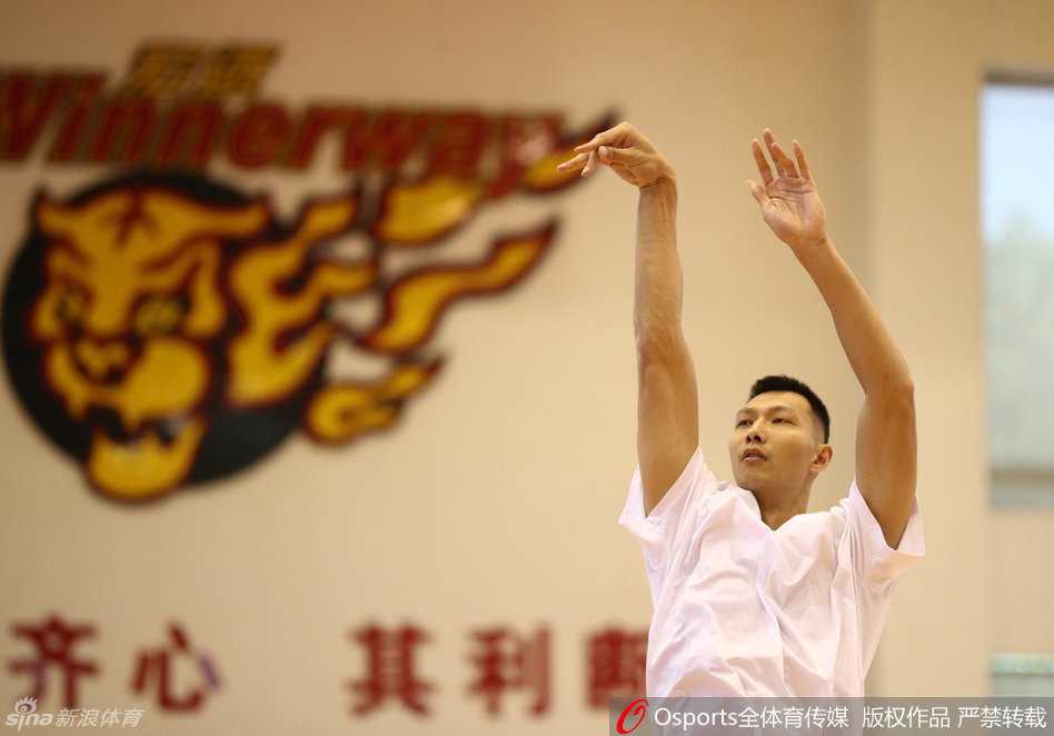 剑指巅峰 广东男篮总决赛前的最后冲刺 易建联在三分线外自信出手,篮球压腕出手的瞬间,眼神中透露出对胜利的无限渴望。