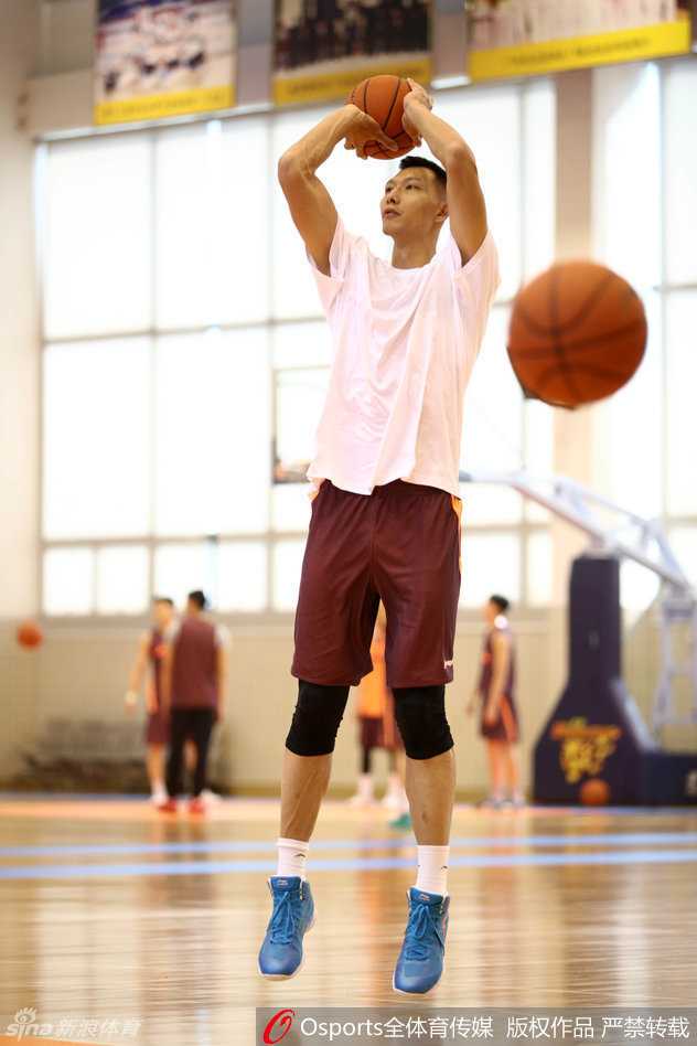 剑指巅峰 广东男篮总决赛前的最后冲刺 广东队全体队员进行拉伸热身,大家步调一致,团结的氛围预示着这支王者之师已经做好了决战准备。