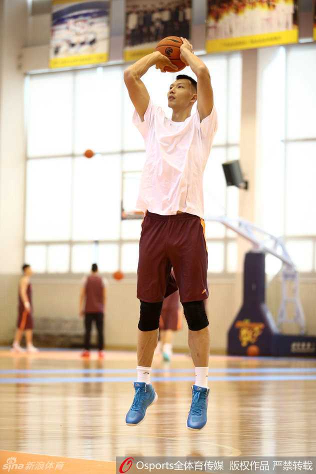 剑指巅峰 广东男篮总决赛前的最后冲刺 易建联心情不错,在训练中与身旁的布泽尔轻松交流,融洽的队内氛围让备战工作更加高效。