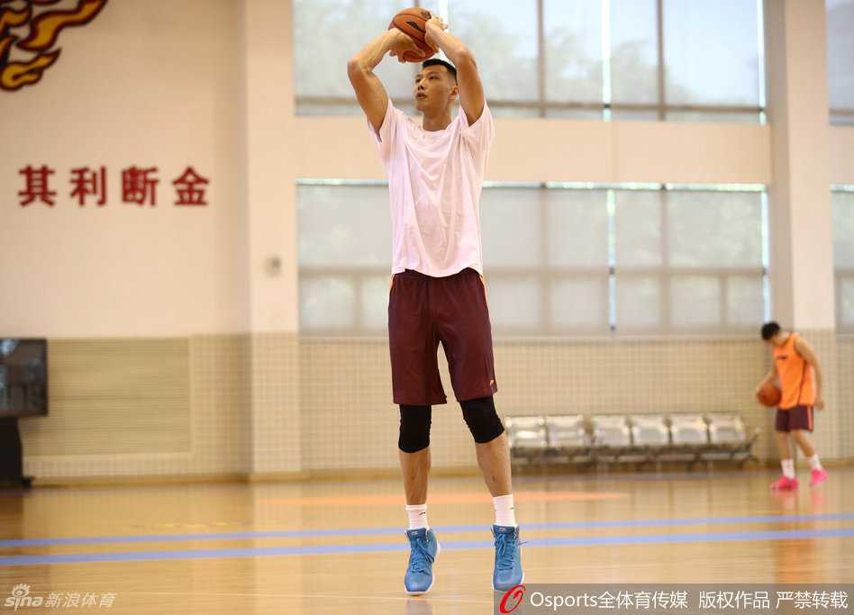 剑指巅峰 广东男篮总决赛前的最后冲刺 布泽尔手臂上繁复的图腾纹身格外醒目,他正认真的进行防守滑步,这位NBA老将的斗志丝毫未减。