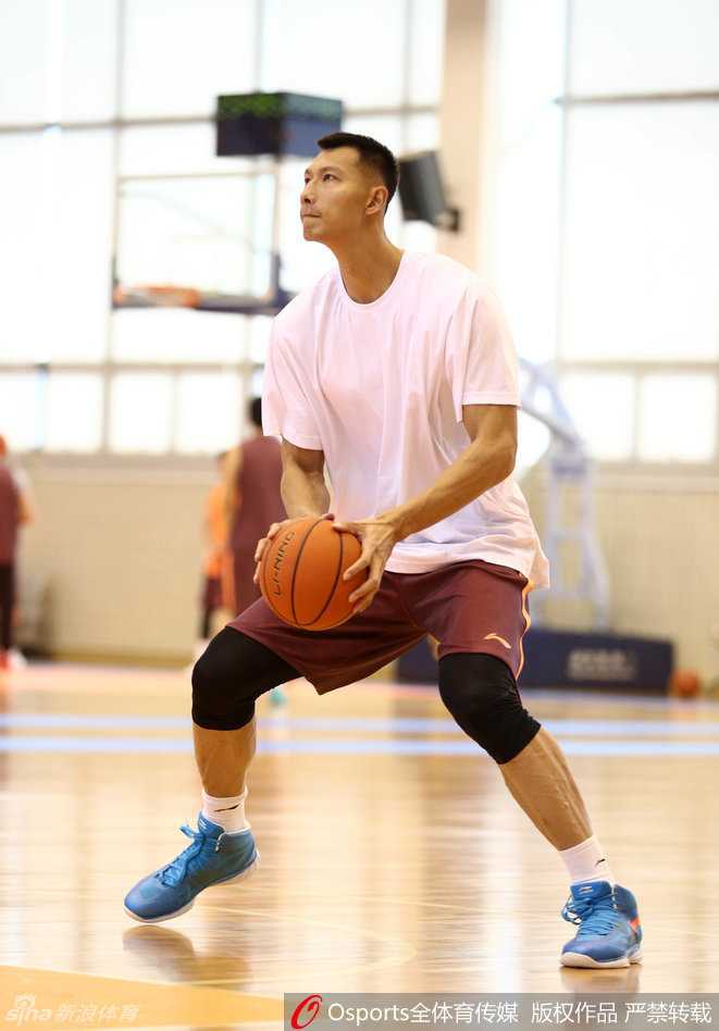 剑指巅峰 广东男篮总决赛前的最后冲刺 易建联运球突破,有力的跨步和专注的神情,显示出他在进攻端全面的技术和领袖风范。