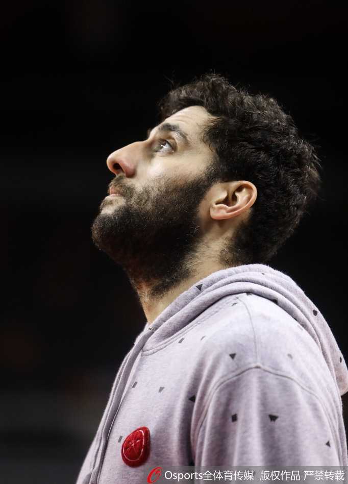 功勋教头重回故地,广厦蓄力待发 孙铭徽像一把尖刀直插篮下,他腾空而起,面对补防毫无惧色,试图用一次势大力沉的灌篮点燃全场。