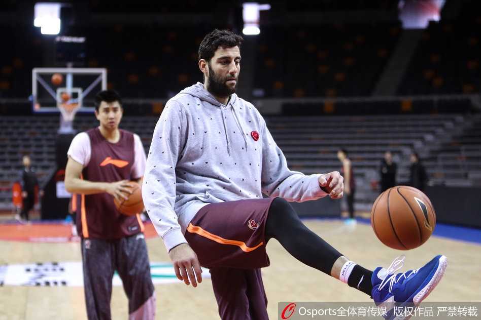 功勋教头重回故地,广厦蓄力待发 林志杰运球过半场,飘逸的球风和猎豹般的眼神依旧犀利,作为队中的老大哥,他总能在关键时刻稳住军心。
