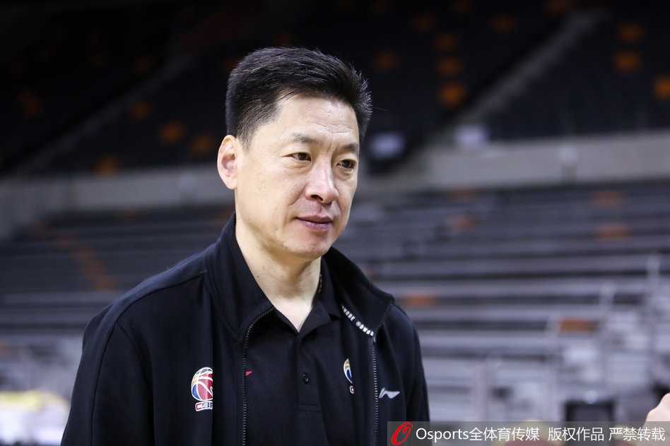 功勋教头重回故地,广厦蓄力待发 训练场上,福特森如灵猫般穿梭,用一次精准的击地传球撕开防线,而他的队友早已心领神会,空切跑位只待一击致命。