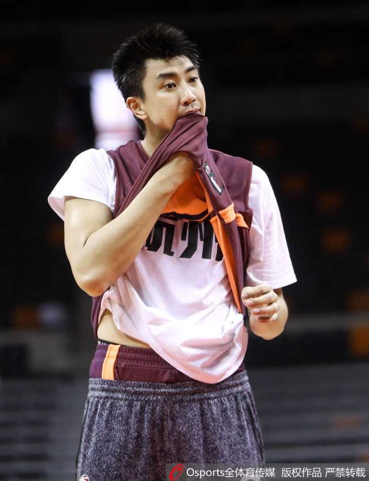 功勋教头重回故地,广厦蓄力待发 胡金秋在内线要位,眼神坚定而冷静,他用强壮的身体卡住对手,高高举起手臂示意队友,这已是广厦最值得信赖的进攻支点。