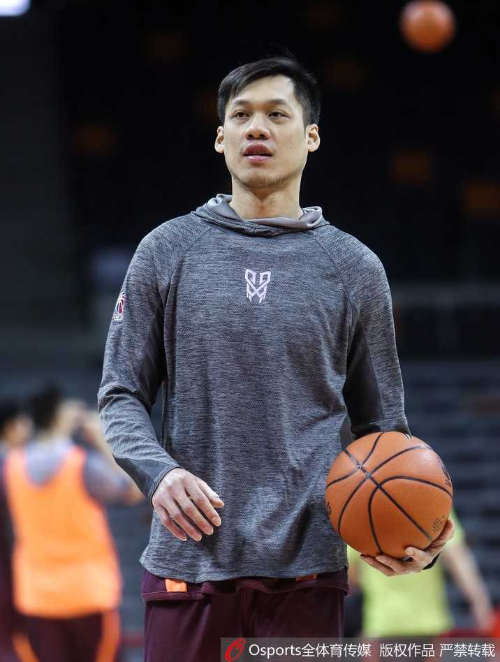 功勋教头重回故地,广厦蓄力待发 李春江双手拢在嘴边,正大声向场内传达着新的指令,那张因为用力而涨红的脸庞,写满了对胜利毫不掩饰的渴望。