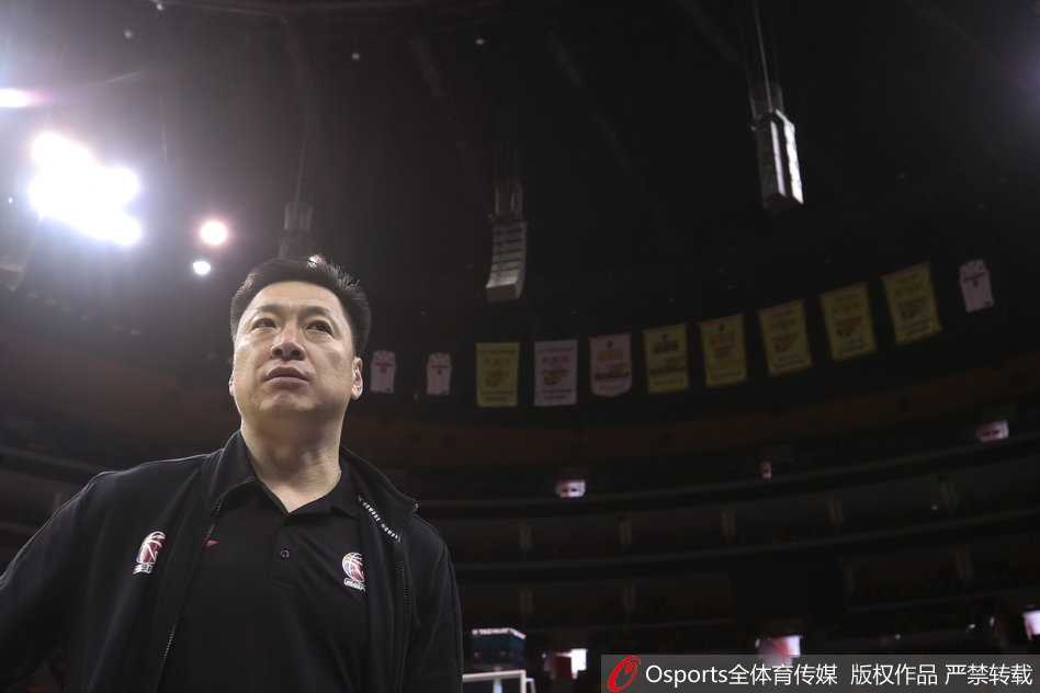 功勋教头重回故地,广厦蓄力待发 在杭州的训练馆里,李春江神情专注,双手抱胸凝视着场上队员的每一个跑位,仿佛要把这套战术刻进即将对决的宿敌基因里。