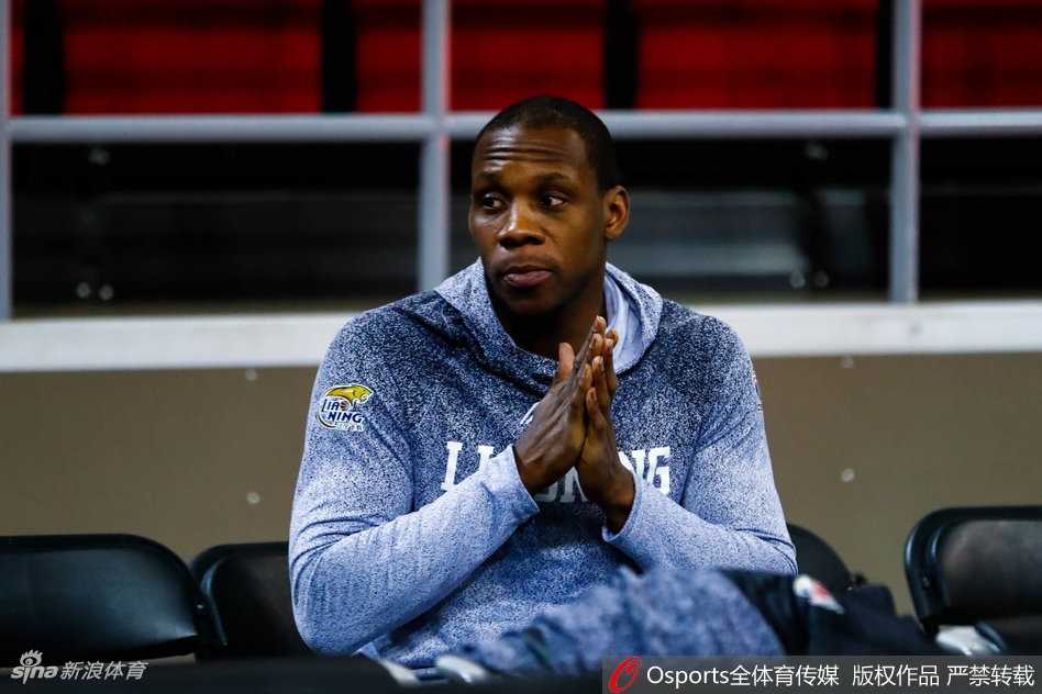 功夫熊猫的灵动一面:韩德君赛前“跨栏”捡球趣事 训练场边的矿泉水瓶和毛巾整齐摆放,韩德君在稍作休息,目光望向远方,仿佛在思考着即将到来的比赛策略。