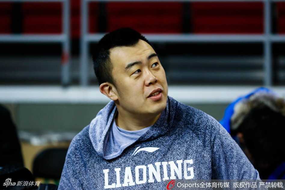 功夫熊猫的灵动一面:韩德君赛前“跨栏”捡球趣事 辽宁队的其他队员在远处进行拉伸训练,而韩德君则成为了场边的焦点,他抱球回走的背影显得格外高大,充满了安全感。