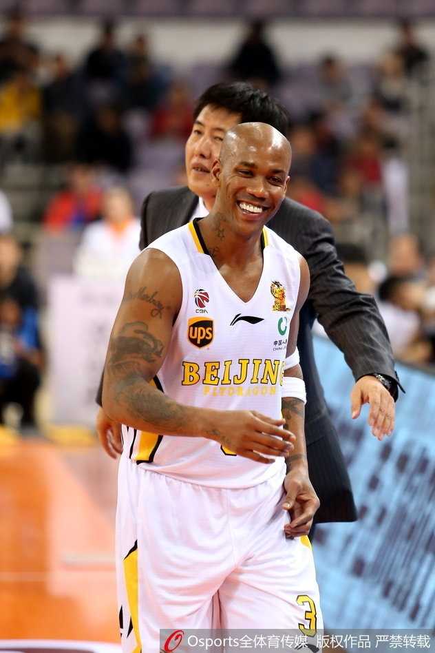 功成身退亦或临危受命马布里三十优势下的抉择瞬间 马布里起身走到技术台前做出换人手势,却因球队决策被教练组成员轻轻劝回替补席,眼神仍望向赛场方向