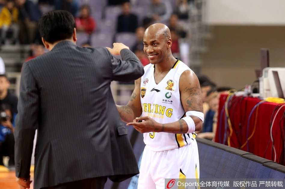 功成身退亦或临危受命马布里三十优势下的抉择瞬间 大比分领先的北控队请求暂停,马布里走向替补席与主教练丁伟击掌,脸上露出轻松的笑容