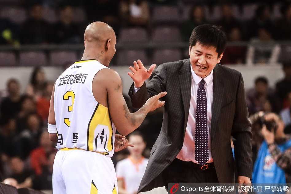 功成身退亦或临危受命马布里三十优势下的抉择瞬间 马布里中路突破吸引山东队三人包夹,却在人缝中巧妙将球分给篮下无人防守的队友