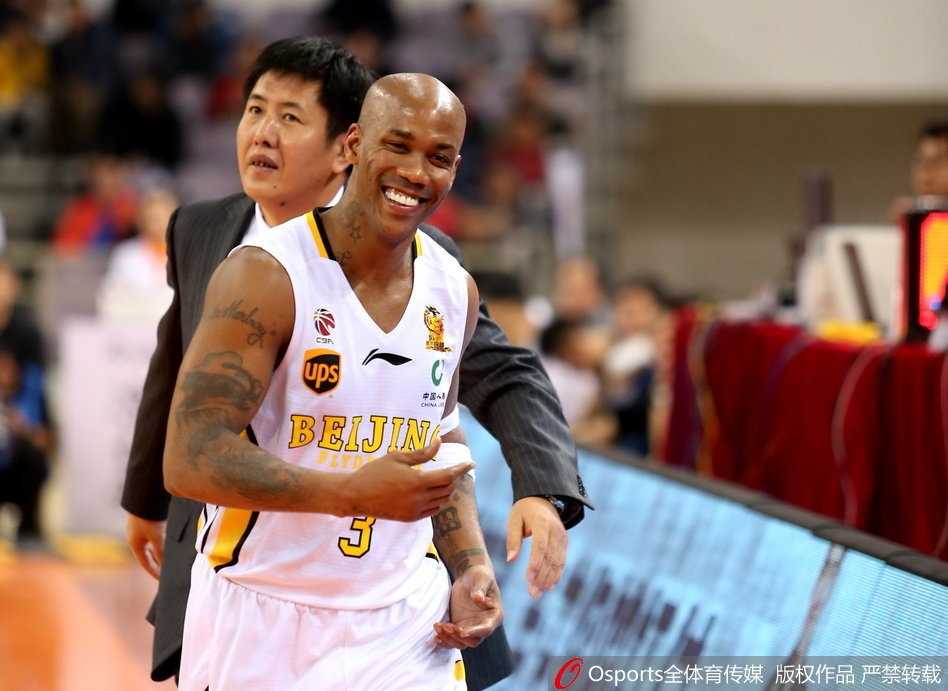 功成身退亦或临危受命马布里三十优势下的抉择瞬间 终场哨响比分定格,胜利的喜悦洋溢在马布里脸上,他与队友们击掌相庆,享受着新赛季首个主场胜利的荣光